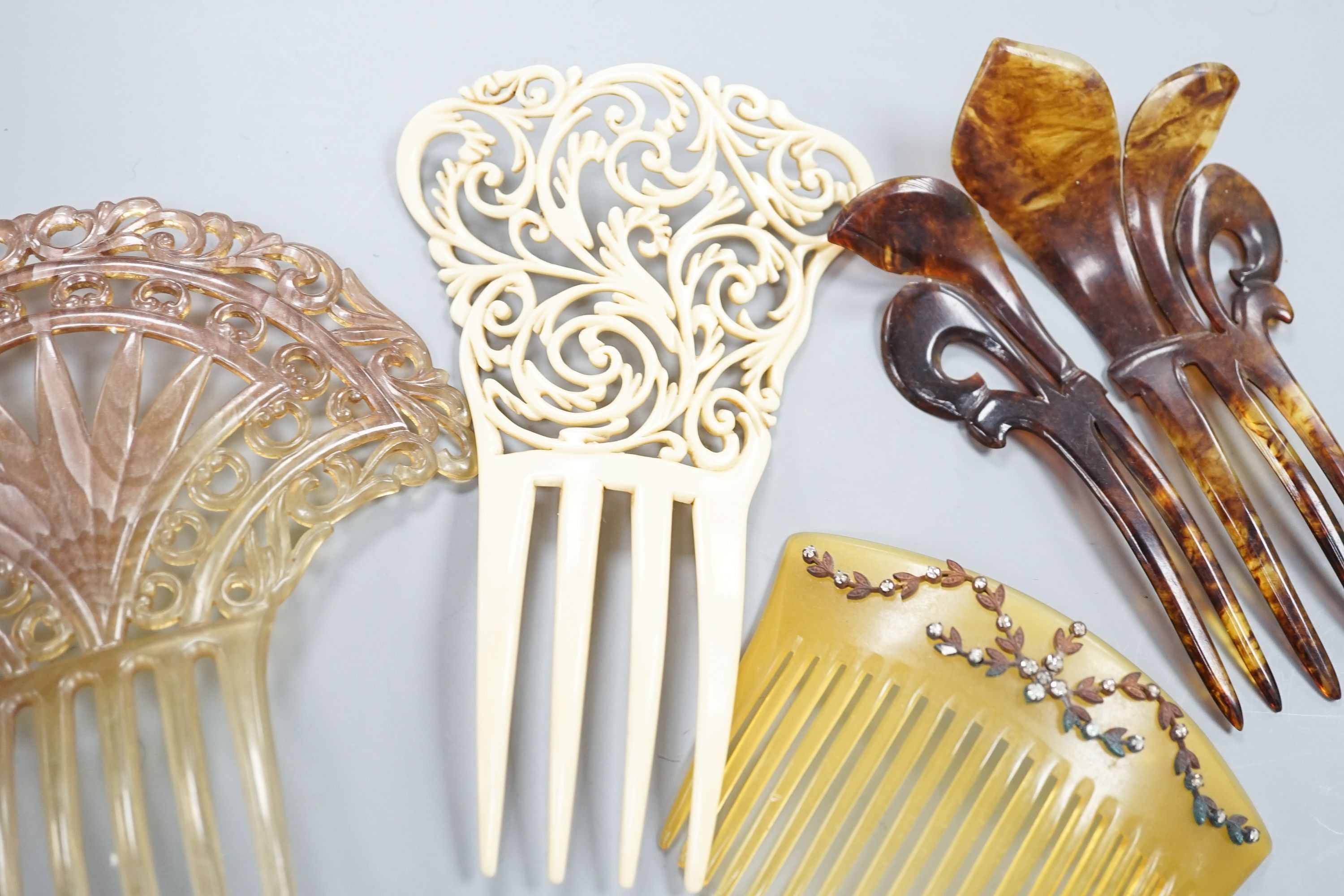 Three paste set hair combs and six others (9)